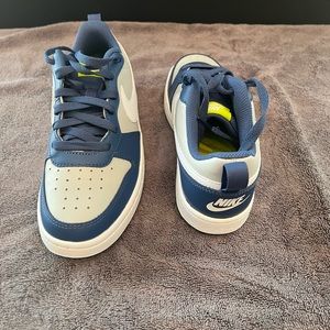 Nike Court Borough Low 2 Size 5.5 Youth Never Worn